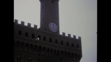 Floransa, İtalya 1972: 70 'lerde bir Floransa meydanının canlı atmosferini gösteren tarihi video.