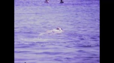 Dakhla, Fas Haziran 1974: 70 'lerde deniz kenarında tatil yapan çarpıcı bir kadının büyüleyici klasik görüntüleri.