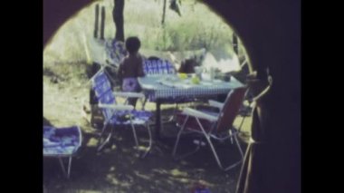 Rimini, İtalya Haziran 1974: 70 'lerdeki nostaljik bir kamp gezisi sırasında, doğa ile çevrili hamaklarda sallanırken mutlu çocukların kaygısız anlarını tecrübe edin.