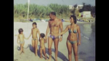 Rimini, İtalya Haziran 1974: 70 'lerdeki bir plaj tatili sırasında çok sevilen aile anılarının görüntüleriyle zamanda geri gidin.