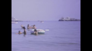 Rimini, İtalya Haziran 1974: 70 'lerdeki bir plaj tatili sırasında çok sevilen aile anılarının görüntüleriyle zamanda geri gidin.