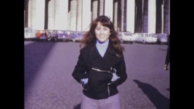 Roma, İtalya 1974: Bu büyüleyici yolculuğa katılın bir aile kendilerini Roma 'nın canlı sokaklarına daldırırken, kalıcı anılar yaratırken ve 70' lerde şehrin zamansız cazibesini deneyimlerken.