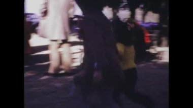 Roma, İtalya 1974 olabilir: Zamanda geriye adım atın ve çocukken kuklaların büyülü dünyasına tanık olun ve büyülenmiş bir seyirci 70 'lerde keyifli bir performans sergiliyor..