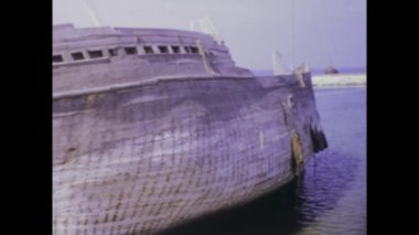 Mombasa, Kenya Haziran 1973: 70lerin deniz manzarasının özünü yakalayarak limandaki tekne ve enkazların ilgi çekici görüntüsünü keşfedin.