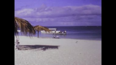 Dar es Salaam, Tanzanya: Zamanda geri adım atın ve 1970 'lerde Tanzanya' da bir sahil beldesinin cazibesine tanık olun. Unutulmaz yolculuğunda bir adama katıl.