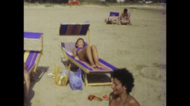 Rimini, İtalya Haziran 1980: 80 'lerdeki aile plaj tatilinin nostaljik anlarına dalın. Bu klip deniz kenarında neşeli sahneler sergiliyor, tasasız yaz günlerinin özünü yakalıyor..