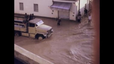 Trablus, Libya 24 Eylül 1969: 1969 'da Trablus' ta yaşanan yıkıcı sel felaketinde insanları kurtaran askeri araçların kahramanca çabalarına tanık olun..