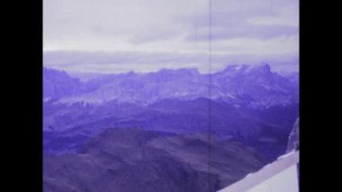 Dolomitler, İtalya Haziran 1969: 1960 'lara geri adım atın ve turistlerin kendilerini güzelliklerine kaptırdıkları hayranlık uyandıran Dolomit manzaralarına tanık olun.