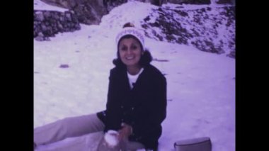 Dolomitler, İtalya Haziran 1969: 1960 'lara geri adım atın ve turistlerin kendilerini güzelliklerine kaptırdıkları hayranlık uyandıran Dolomit manzaralarına tanık olun.