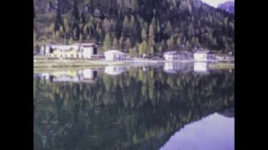 Dolomitler, İtalya, Haziran 1969: Dolomitlerin nefes kesici güzelliğine dalıp 1960 'larda yakalanan büyüleyici dağ gölü.