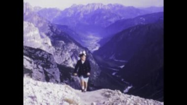 Dolomitler, İtalya Haziran 1969: 1960 'larda bir dağın zirvesinde duran bir kadının tapılası cazibesine tanık olun..