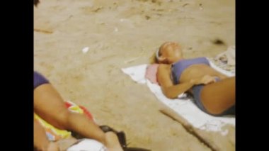 Vasto, İtalya Haziran 1965: 60 'larda deniz kenarında tatil yapan yetişkinlerin klasik görüntüleri.