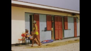 Vasto, İtalya Haziran 1965: 60 'larda deniz kenarında tatil yapan yetişkinlerin klasik görüntüleri.