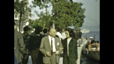 Como, İtalya 1964: 1960 'larda Como Gölü' nde yürüyüş yapan insanların görüntüleri.