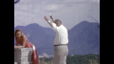 Como, İtalya 1964: 1960 'larda Dolomitler' de anılar yaratan bir dağ gezisindeki insanların klasik görüntüleri.