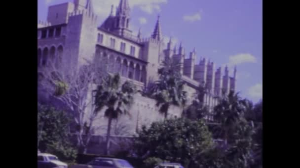スペインのマヨルカ1984年6月 パルマ マヨルカ島の象徴的な歴史的ランドマークであるロイヤル アルムダイナ宮殿のヴィンテージビデオ — ストック動画
