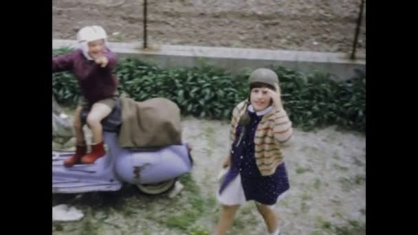 Париж Франция Май 1975 Исторический Клип Годов Показывающий Детей Веселящихся — стоковое видео