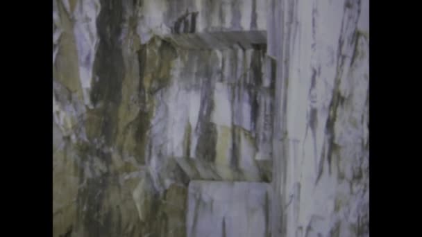 イタリアのカララ1972年5月 70年代のカララ大理石採石場での作業を捉えたヴィンテージ映像 — ストック動画