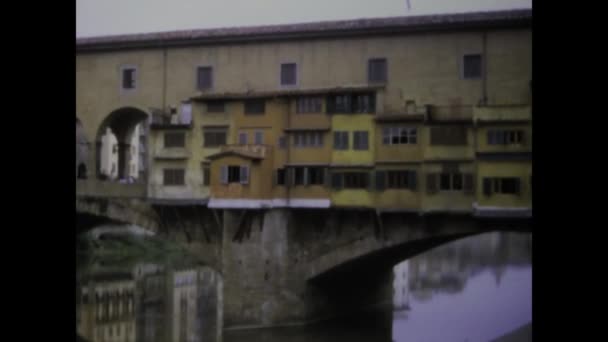 Florença Itália Maio 1972 Vídeo Histórico Capturando Icônica Ponte Vecchio — Vídeo de Stock