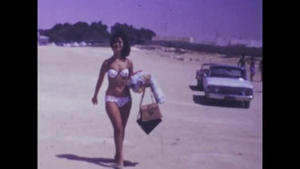Дахла Марокко Июнь 1974 Провокационные Винтажные Кадры Потрясающая Женщина Раздевается — стоковое видео