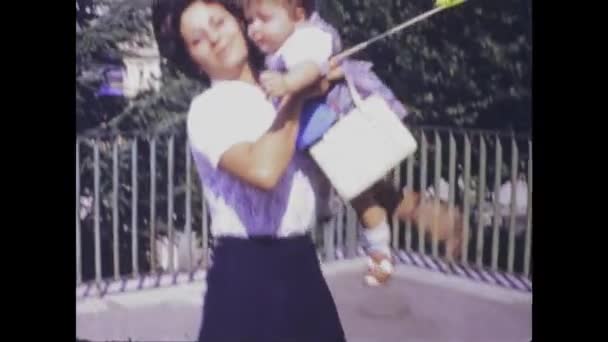 イタリア フラスカティ1974年6月 70年代の街を歩きながら 娘を抱きしめる母親を愛でるヴィンテージ映像 — ストック動画