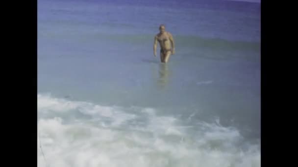 1974年6月 意大利里米尼 作为一名勇敢的男子跳水运动员 经历了70年代汹涌的海浪中令人振奋的时刻 — 图库视频影像