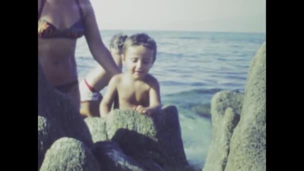 イタリア リミニ1974年6月 70年代のビーチバケーションで大切な家族の瞬間を捉えたヴィンテージ映像で時間を遡ります — ストック動画