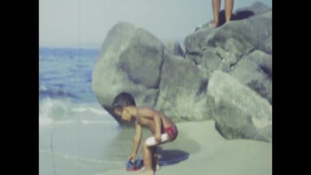 イタリア リミニ1974年6月 70年代のビーチバケーションで大切な家族の瞬間を捉えたヴィンテージ映像で時間を遡ります — ストック動画