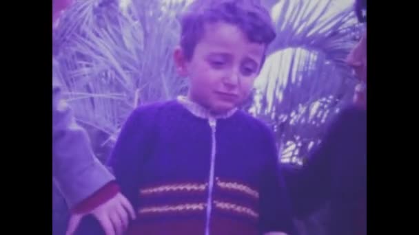이탈리아 1974 대자신의 감정을 표현하는 눈물어린 아이의 모습을 역사적 영상으로 — 비디오
