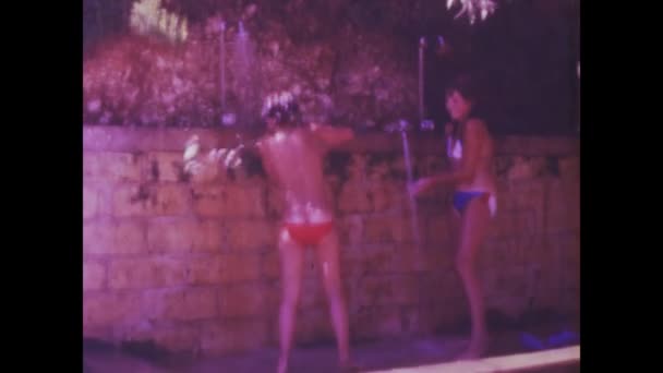 Rimini Italia 1974 Dykk Inn Nostalgi Mens Ser Mens Disse – stockvideo