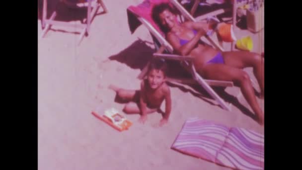 1974年6月 意大利里米尼 回到过去 在70年代的一次海滨度假中拍摄到了一些珍贵的家庭时刻 — 图库视频影像