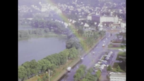 坦桑尼亚达累斯萨拉姆 将自己沉浸在70年代迷人的氛围中 犹如一条充满活力的彩虹划过城市上空 激起了一种惊奇和怀旧的感觉 — 图库视频影像