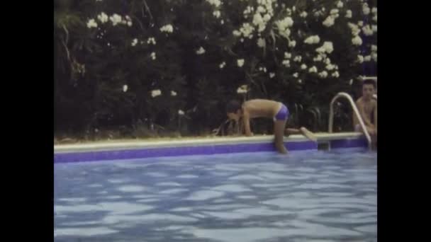 1980年6月 意大利里米尼 沉湎于80年代家庭度假的怀旧时光 这段视频以游泳池边孩子们欢乐的场景为特色 捕捉了夏天欢乐的本质 — 图库视频影像