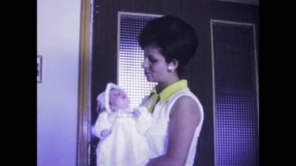 ローマ イタリア1974年6月 母親としての過去への感動的な垣間見ることは 70年代の特別なマイルストーンをキャプチャし 洗礼の服を着て彼女の赤ちゃんを保持しています — ストック動画