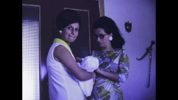 Ρώμη Ιταλία Ιούνιος 1974 Μπείτε Στον Συγκινητικό Κόσμο Μιας Οικογένειας — Αρχείο Βίντεο