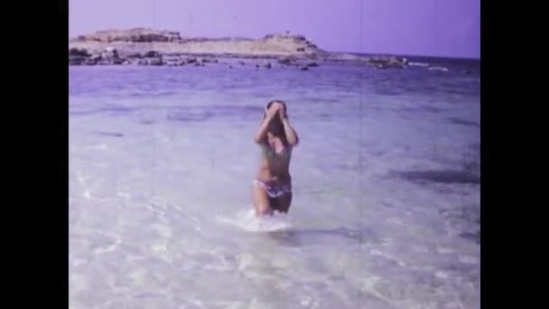 ローマ イタリア1974年6月 家族が至福のビーチ休暇に美しい思い出を作るように 70年代へのノスタルジックな旅に参加してください — ストック動画