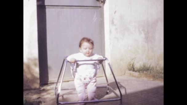 1969年6月 意大利罗马 回到这个怀旧的镜头 20世纪60年代 一个可爱的婴儿在散步时快乐地探索世界 — 图库视频影像