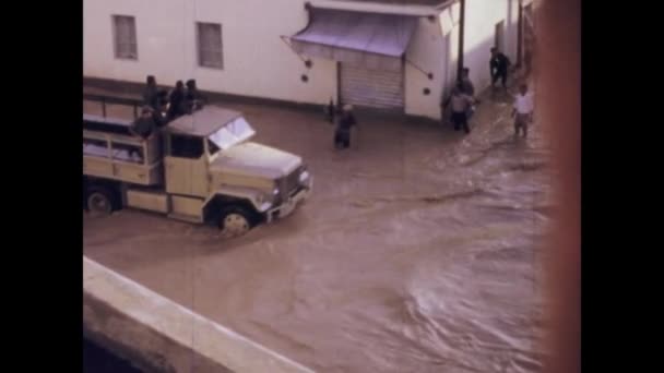 リビアのトリポリ1969年9月24日 彼らはトリポリでの壊滅的な洪水の間に人々を救うとして 軍用トラックの英雄的な努力を目撃する — ストック動画