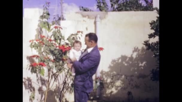Рим Италия Июнь 1969 Опыт Душераздирающие Моменты Отец Проводит Время — стоковое видео