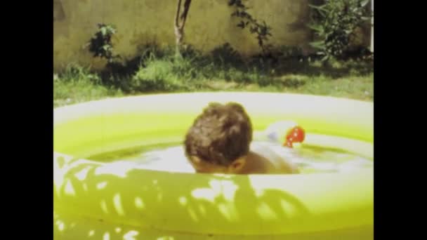 Cernia Talya Haziran 1970 Lerde Şişme Havuzda Oynayan Bir Çocuğun — Stok video