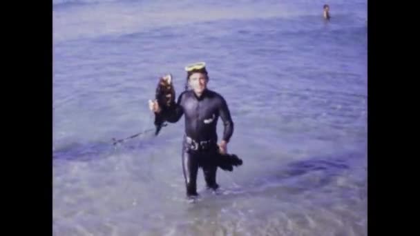 Cernia Italia Junio 1970 Retro 70S Metraje Hombre Pesca Submarina — Vídeos de Stock