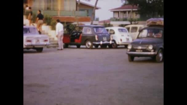 意大利瓦斯托 1965年6月 20世纪60年代 人们驾驶菲亚特500型汽车的镜头 — 图库视频影像