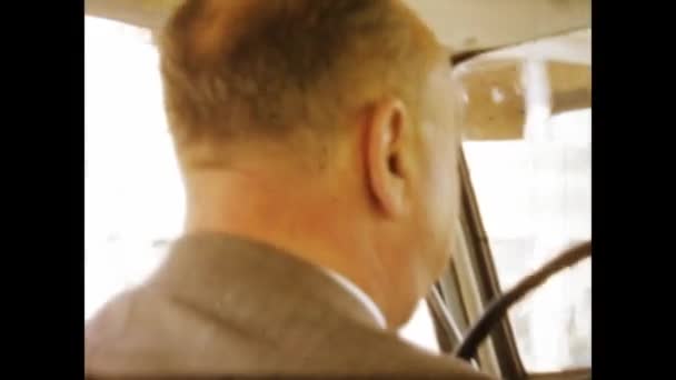 イタリアのコモ1964年5月 旅の途中で車を運転する男のヴィンテージ1960年代の映像 — ストック動画