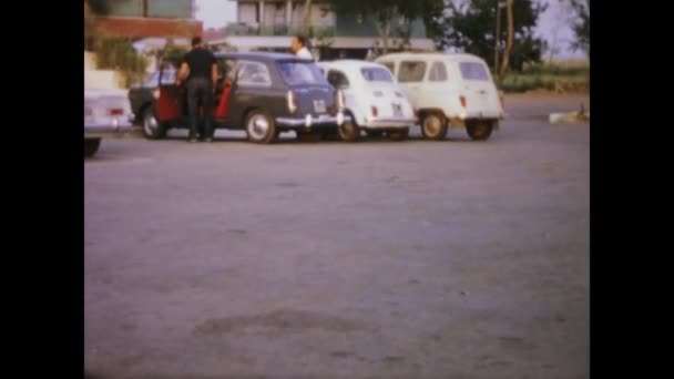 意大利瓦斯托 1965年6月 20世纪60年代人们驾驶意大利汽车的古老镜头 — 图库视频影像
