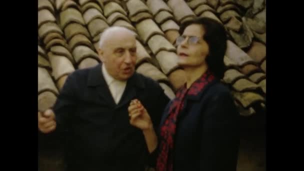 Como Włochy Może 1964 Vintage Materiał Filmowy Grupy Uśmiechniętych Starszych — Wideo stockowe