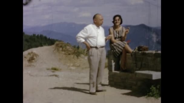 Como Itália Maio 1964 Filmagem Vintage Pessoas Uma Excursão Montanha — Vídeo de Stock