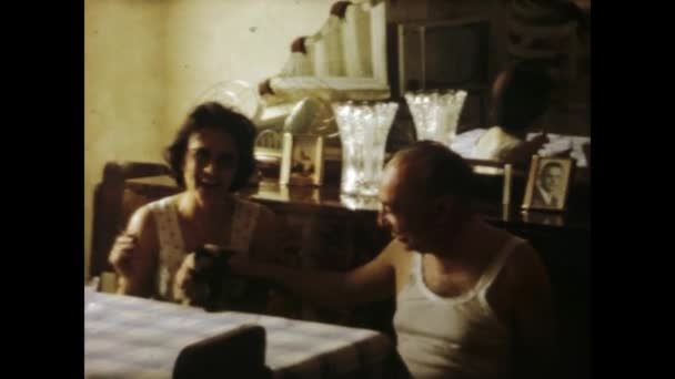 イタリア リミニ1963年6月 1960年代にイタリアの自宅で貧困の中で暮らす高齢者夫婦のヴィンテージ映像 — ストック動画