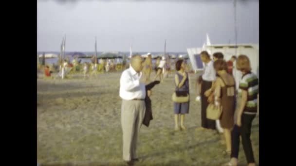 리미니 1963 1960 리미니 해변에서우아 차려입은 성인들의 빈티지 — 비디오
