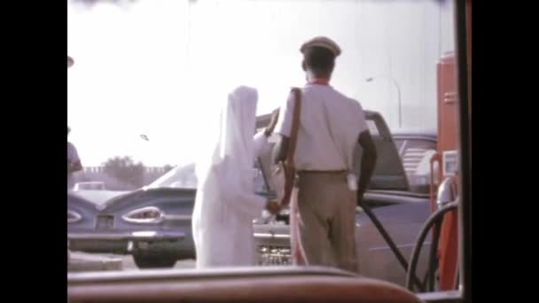 Τρίπολη Λιβύη Ιούνιος 1963 Vintage Υλικό Από Αυτοκίνητα Που Ανεφοδιάζονται — Αρχείο Βίντεο