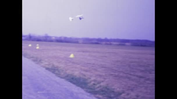 1978年 法国巴黎 展示悬挂式滑翔机飞行的老式镜头 传达了空中运动的激情和自由 — 图库视频影像